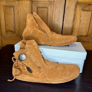Minnetonka two button softsole Boots size 9